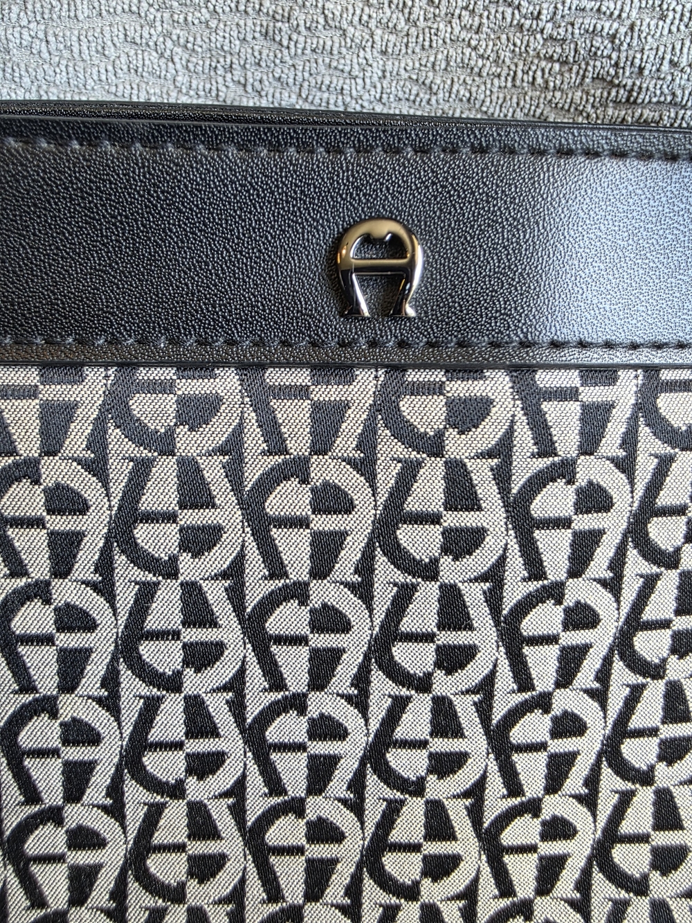 Beautiful Vintage Monogram Etienne Aigner Black Shoulder Handbag Clean!! - Picture 3 of 16